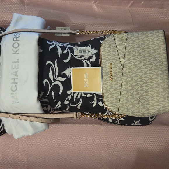 BNWT:  Michael Kors Cream/Blush Crossbody Bag with Gold Chain OBO - Picture 10 of 11